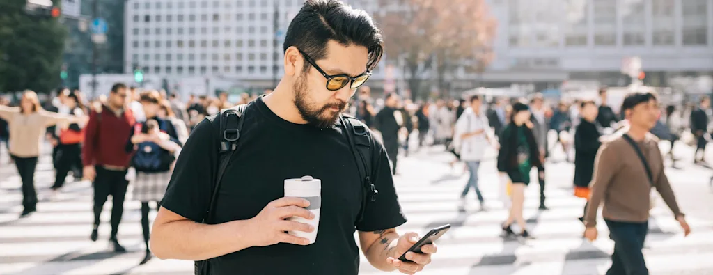 高精度の位置情報SDKにより、正確な位置検索をスマートフォンで行う男性