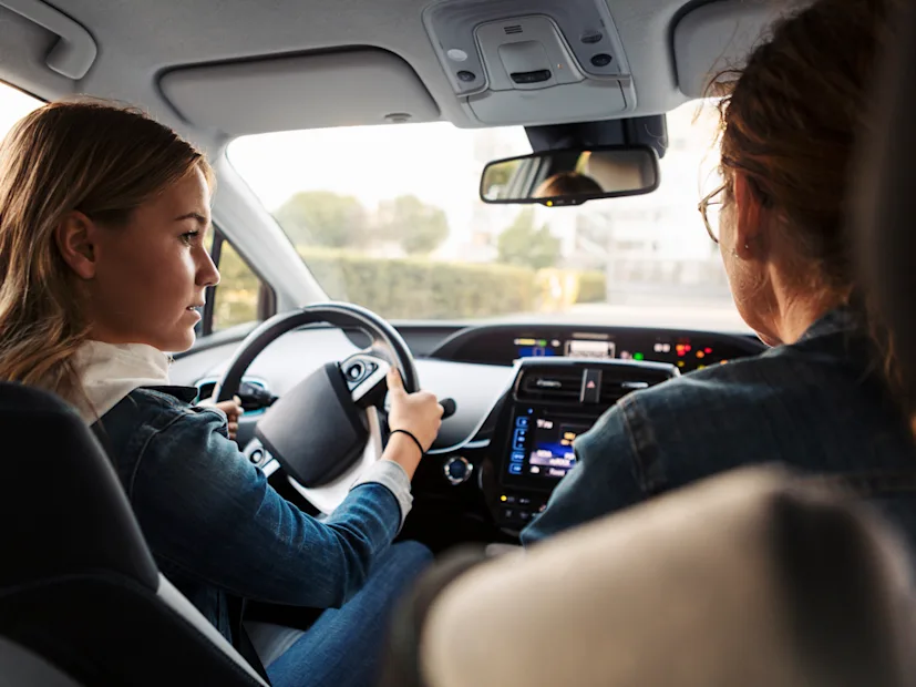 Driver-Passenger-Cockpit-Dashboard-Connected-Driving