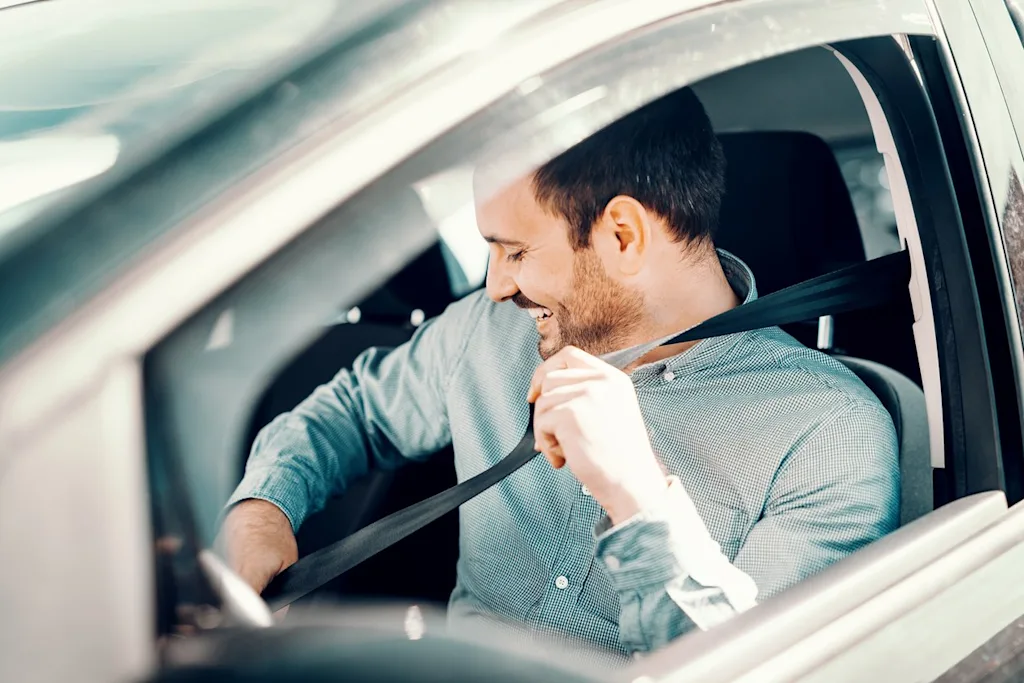 man fastening seat belt blog