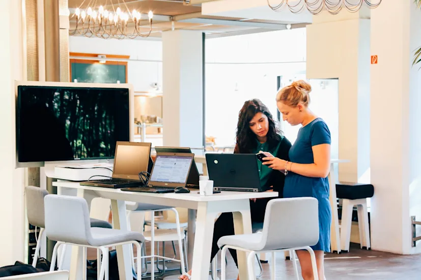 women working in office work cafe t20 8bvapq blog.jpg