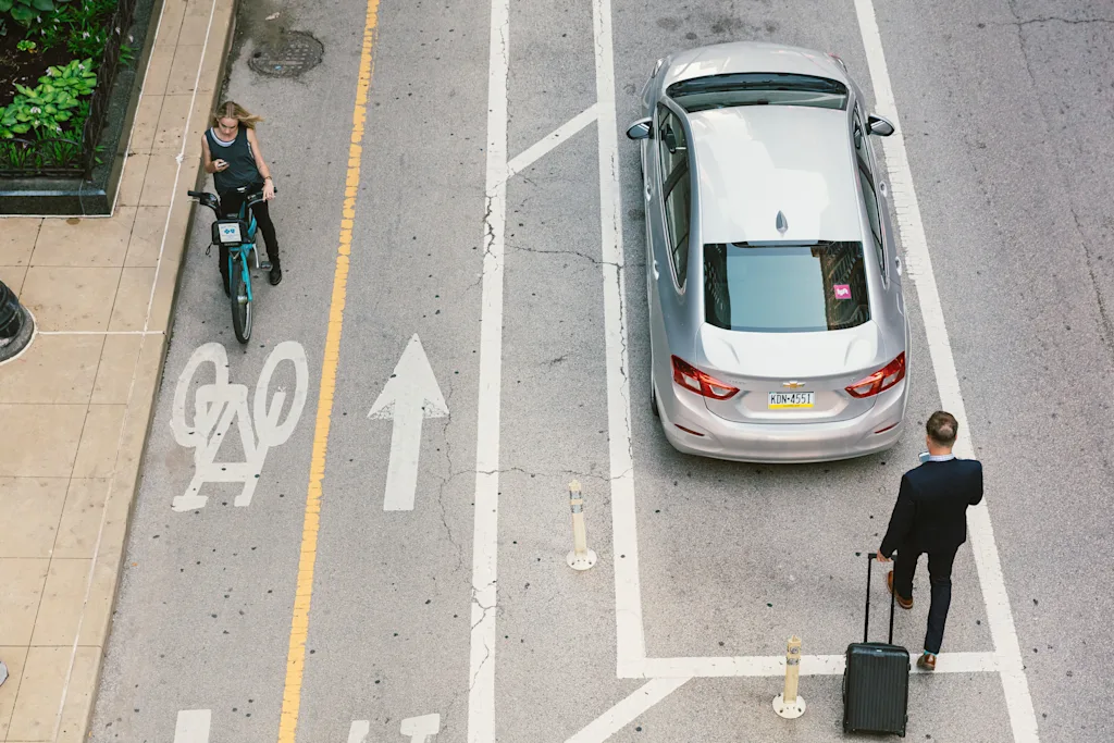 17 chicago lifestyle overhead street bicycle man lyft blog