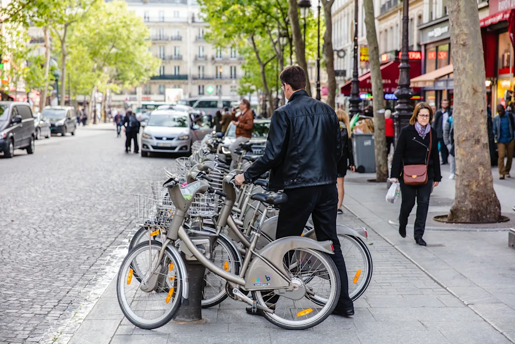 17 flatangle paris city street bicycles 1 blog